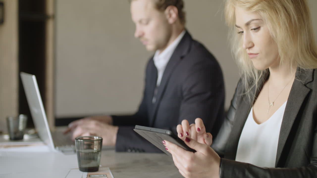 деловые люди, работающие в офисе 2