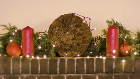 adornos navideños frontales en una chimenea.