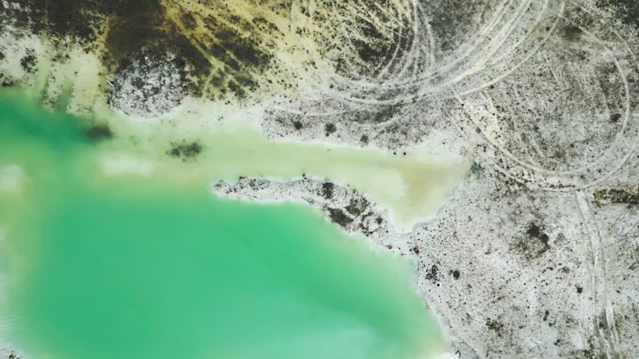 카올린 광산 에 있는 투르코이즈색 호수 의 위 아래 로의 공중 촬영, 황량 한 광산 땅 으로 둘러싸여 있다