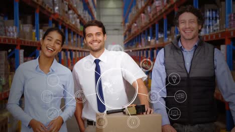 trabajadores emocionados en una caja de almacenamiento de almacén