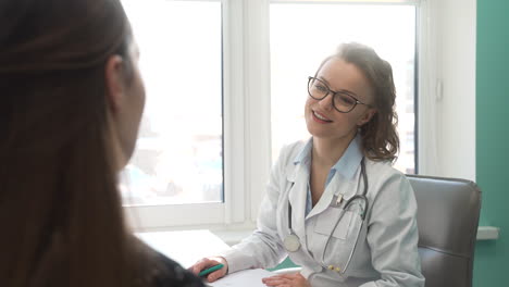 lächelnde ärztin, die sich in ihrer sprechstunde um einen patienten kümmert 1