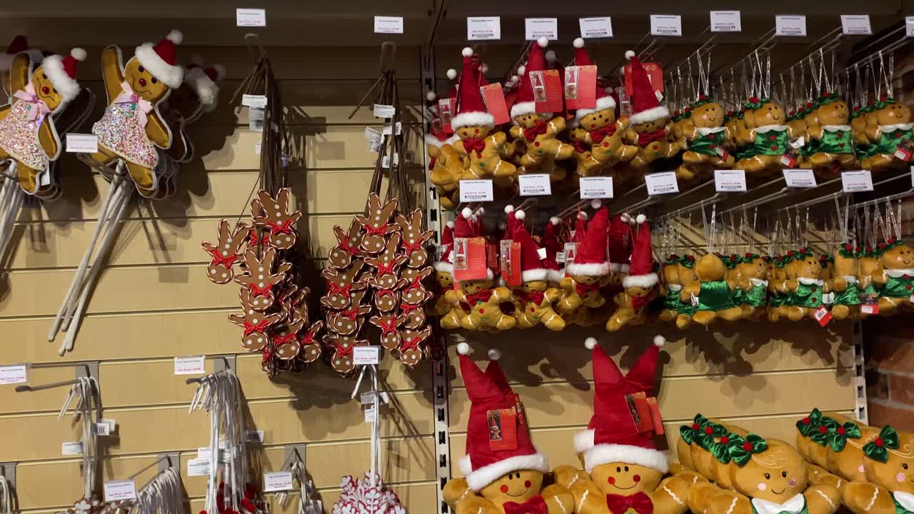 artículos y decoraciones navideñas para la venta en un centro de jardinería en leicestershire, inglaterra