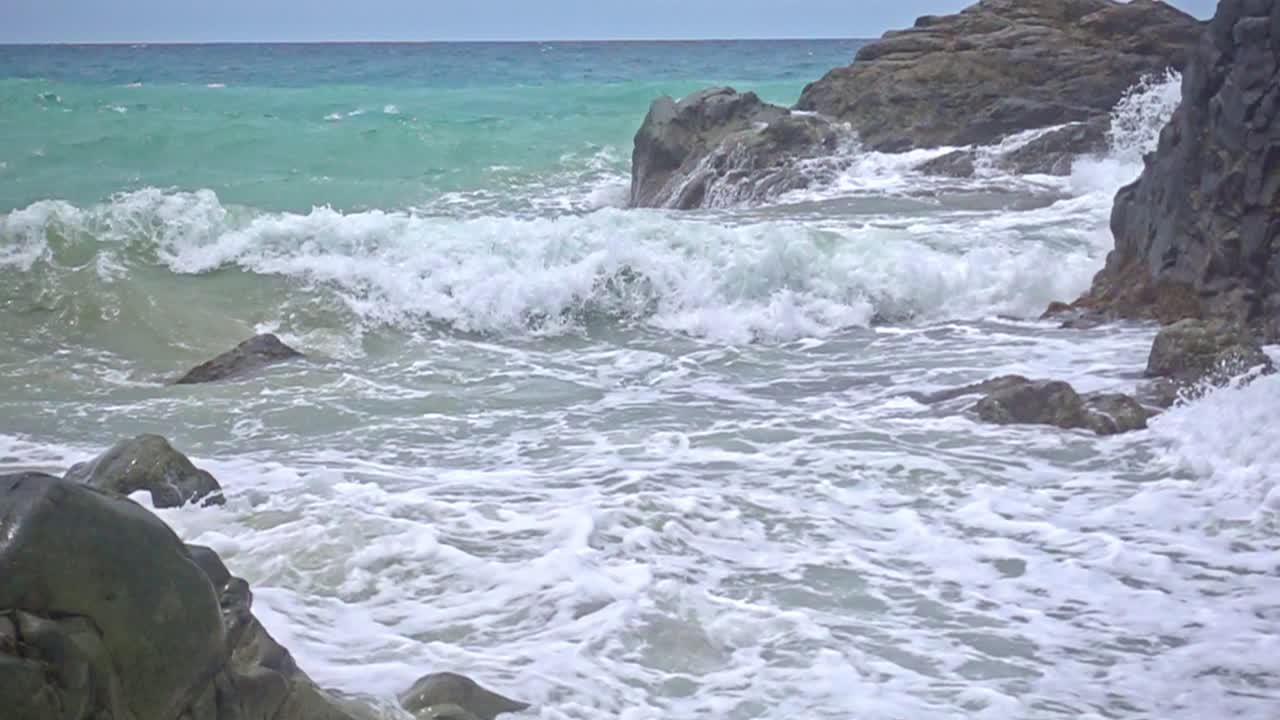 vista en cámara lenta de las olas del océano en la playa de banbanon, surigao del norte, filipinas