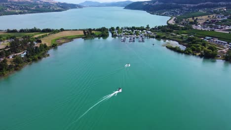 Oyama-V.-Chr.-|-Bootsfahrt-Vom-Kalamalka-See-Zum-Wood-Lake-über-Den-Kanal-|-Lakecountry,-Britisch-Kolumbien,-Kanada-|-Okanagan-Landschaft-|-Malerische-Aussicht-|-Panoramablick-|-Buntes-Türkisblaues-Wasser-|-Bootstag