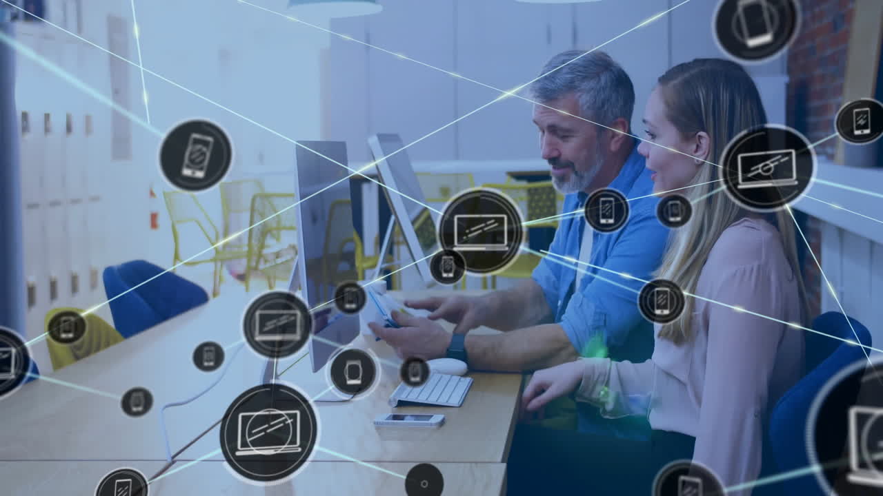 animación de la red de conexiones con dispositivos iconos sobre diversas personas de negocios con tabletas
