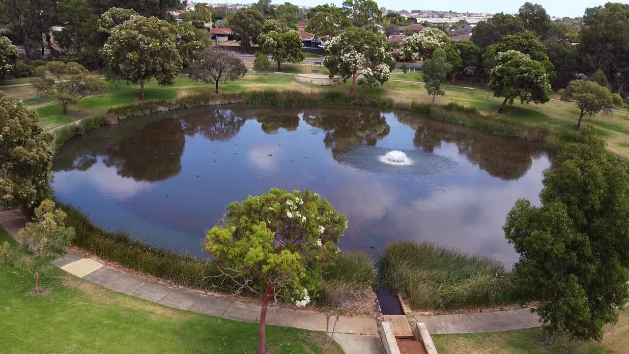 revelación aérea de un lago circular con aliviadero de agua de lluvia - perth, australia
