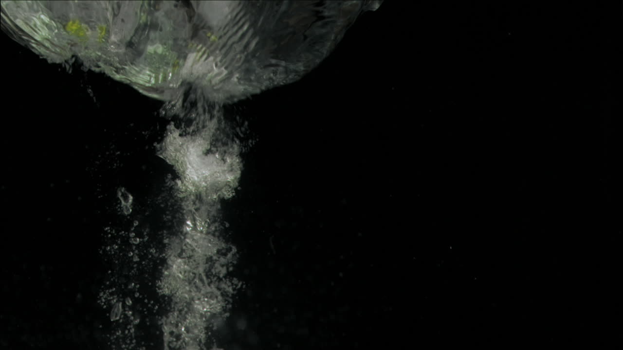 아주 느린 속도로 떨어지는 맛있는 진주