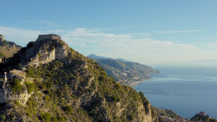 Vista aerea di un castello in cima a una montagna. Ampie vedute del paesaggio insulare. Costa del Mar Mediterraneo