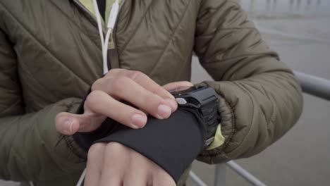 disparo de cerca de una mujer joven poniendo un reloj deportivo antes del entrenamiento