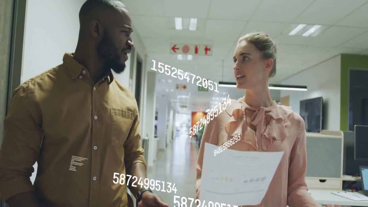 animación del procesamiento de datos sobre diversas personas de negocios que trabajan en la oficina