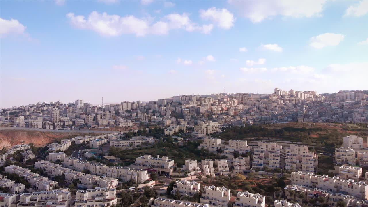 이스라엘과 팔레스타인 도시는 울타리로 나어져 있습니다.