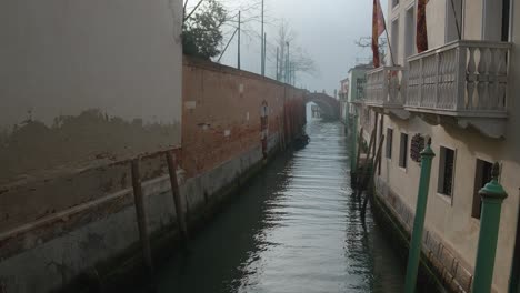 canal tranquilo en venecia, perspectiva serena a orillas del agua