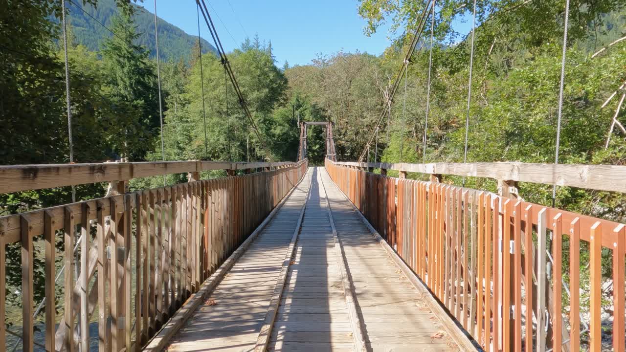 puente de madera único que atraviesa el río skykomish en el estado de washington