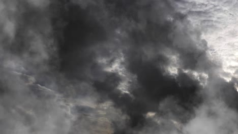 Las-Nubes-Grises-Y-Oscuras-Que-Se-Producen-En-El-Cielo-Son-Un-Signo-De-Lluvia,-Nubes-Cumulonimbus