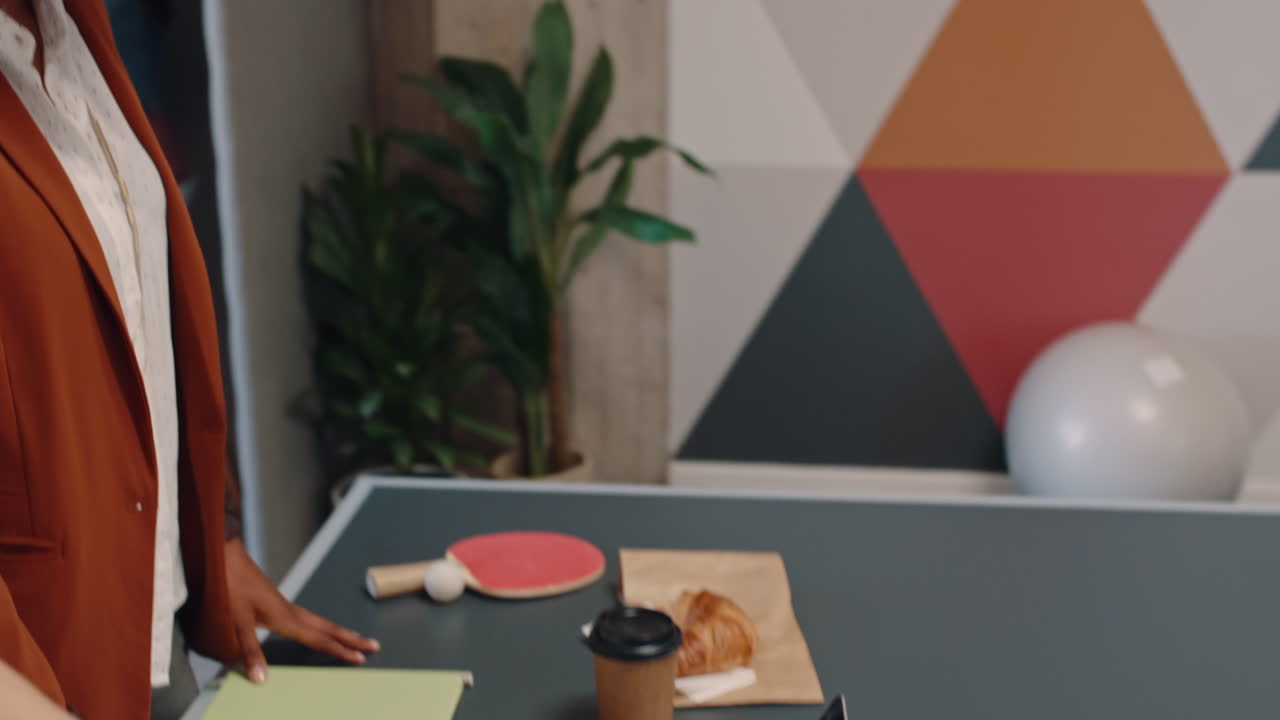 mujer de negocios, computadora portátil o análisis de datos en la oficina