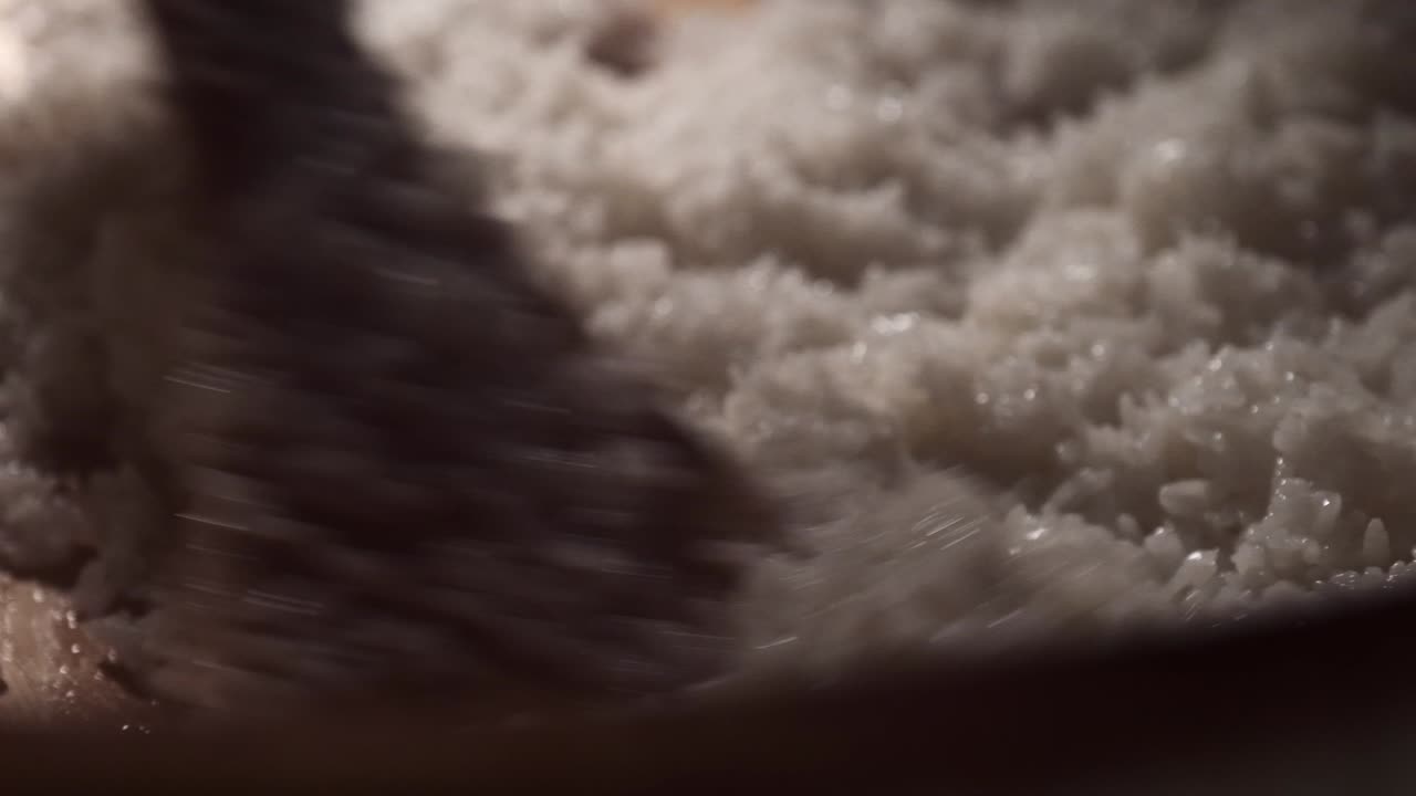 셰프는 전통적인 방식으로 을 증기합니다.