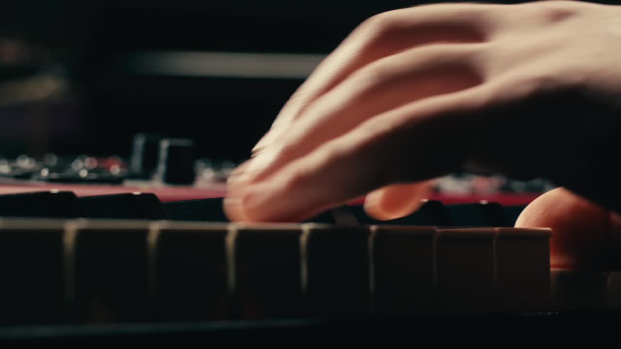 un primer plano de las manos del tecladista tocando música rock con el teclado en el concierto en el estudio, sala de ensayos, reproducción macro en sintetizador.