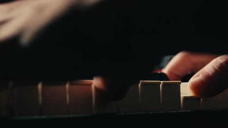 un primer plano de las manos del tecladista tocando música rock con el teclado en el concierto en el estudio, sala de ensayos, reproducción macro en sintetizador.