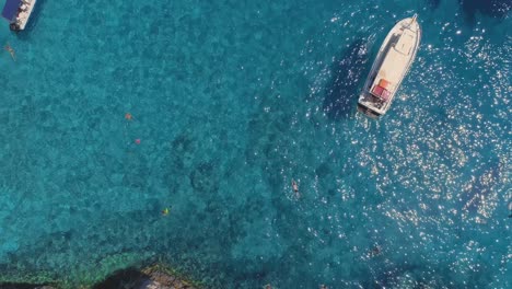los barcos anclados en el azul cristalino