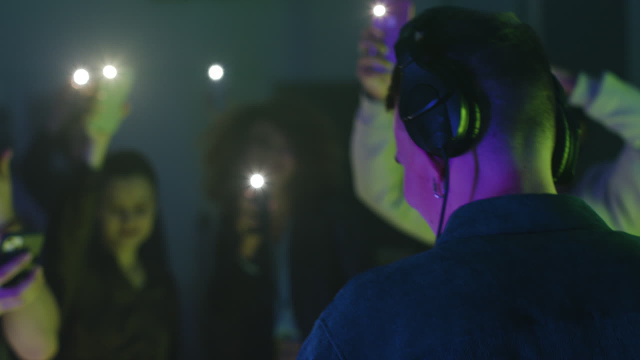 DJ tocando música en la fiesta