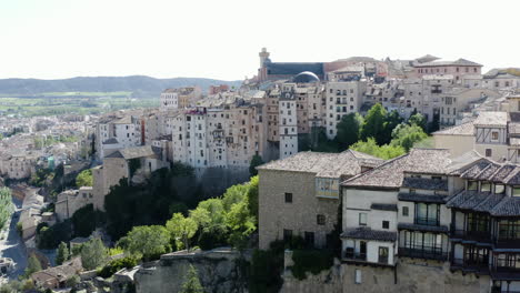 Cuenca,-Edificios-De-Acantilados-De-España-Y-Casas-Colgantes,-Vista-Aérea-Impresionante