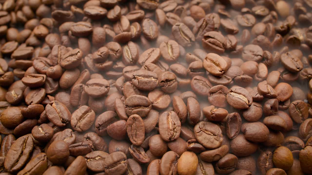 커피 씨 ⁇ 의 가까운. 향기로운 커피  ⁇ 은 구워진 연기가 커피  ⁇ 에서 나온다.