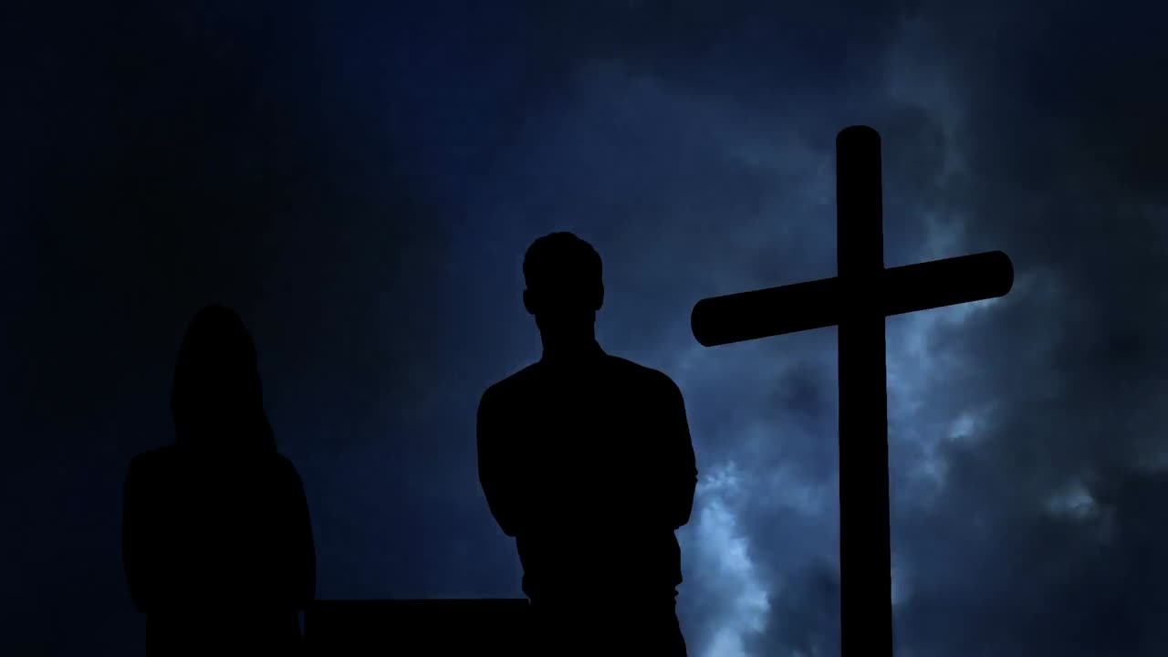 구름 과 십자가 위 에 있는 부부 의 실루 ⁇  의 애니메이션