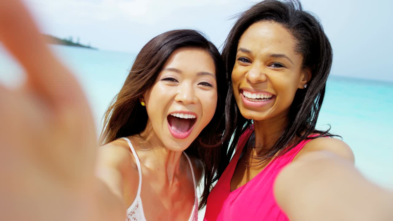 해변의 모래에 미소 짓는 다민족 소녀의 초상화