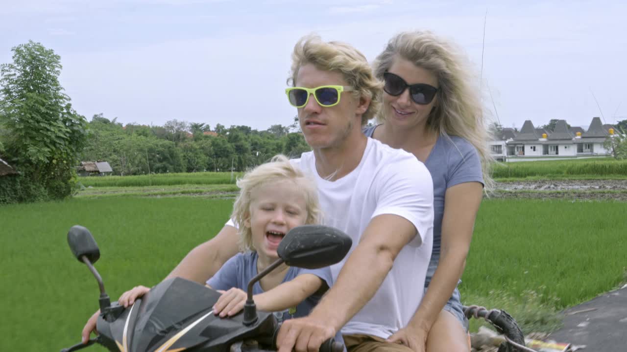 개와 함께 가족 스쿠터 타기