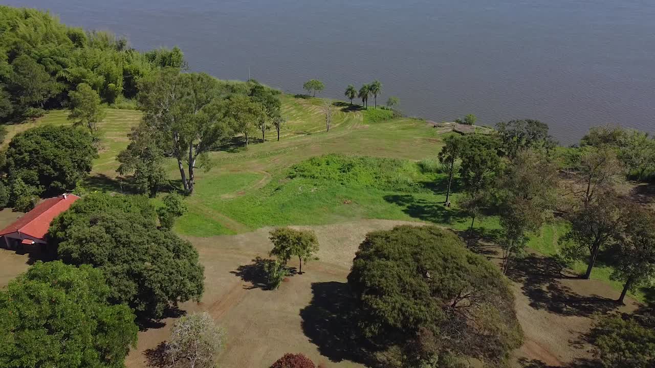 imágenes aéreas cinematográficas de los alrededores de la industria del yerba mate en misiones jardín américa, argentina, avión no tripulado