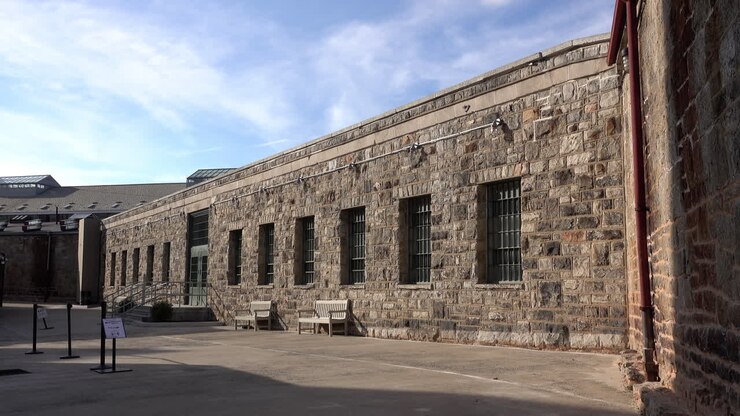 Pátio e edifício prisional na Penitenciária Estadual do Leste