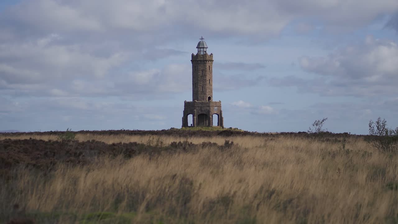 una vista de la torre darwen en lancashire en un día ventoso