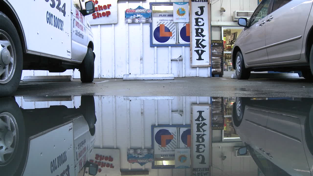 오하이오 캘리포니아에 있는 상점에서 물 웅덩이 위로 점프하는 남자