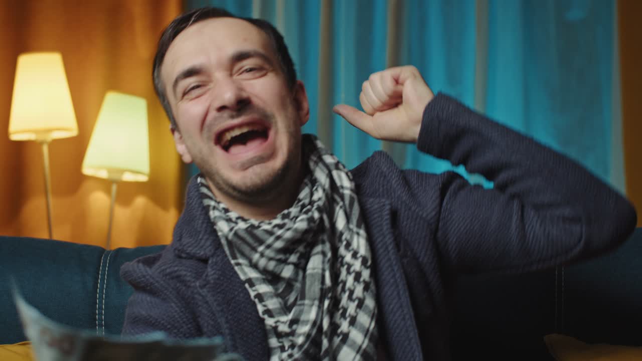 gran ganador. retrato en cámara lenta de un hombre muy feliz, exitoso, animador, lanzando dinero, levantando las manos celebrando su exitosa victoria con muchos dólares.