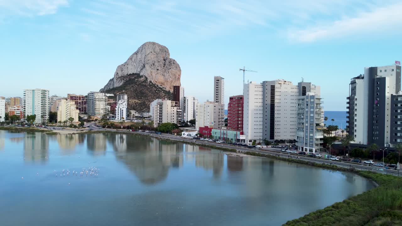 전경에 있는 les salines 호수와 배경에 있는 calp, alicante, spain의 penyal d'ifac 자연 공원의 공중 캡처
