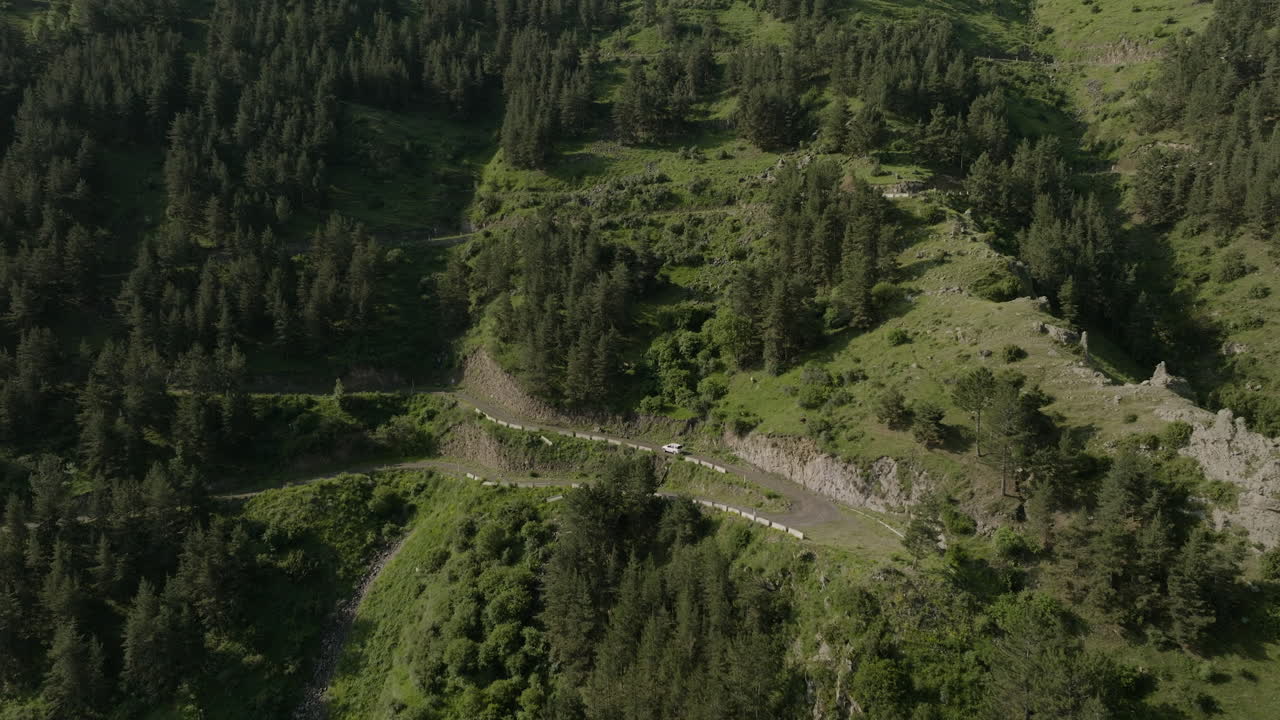 조지아의 그림 같은 자연 경관과 함께 산악 도로에서 운전하는 자동차