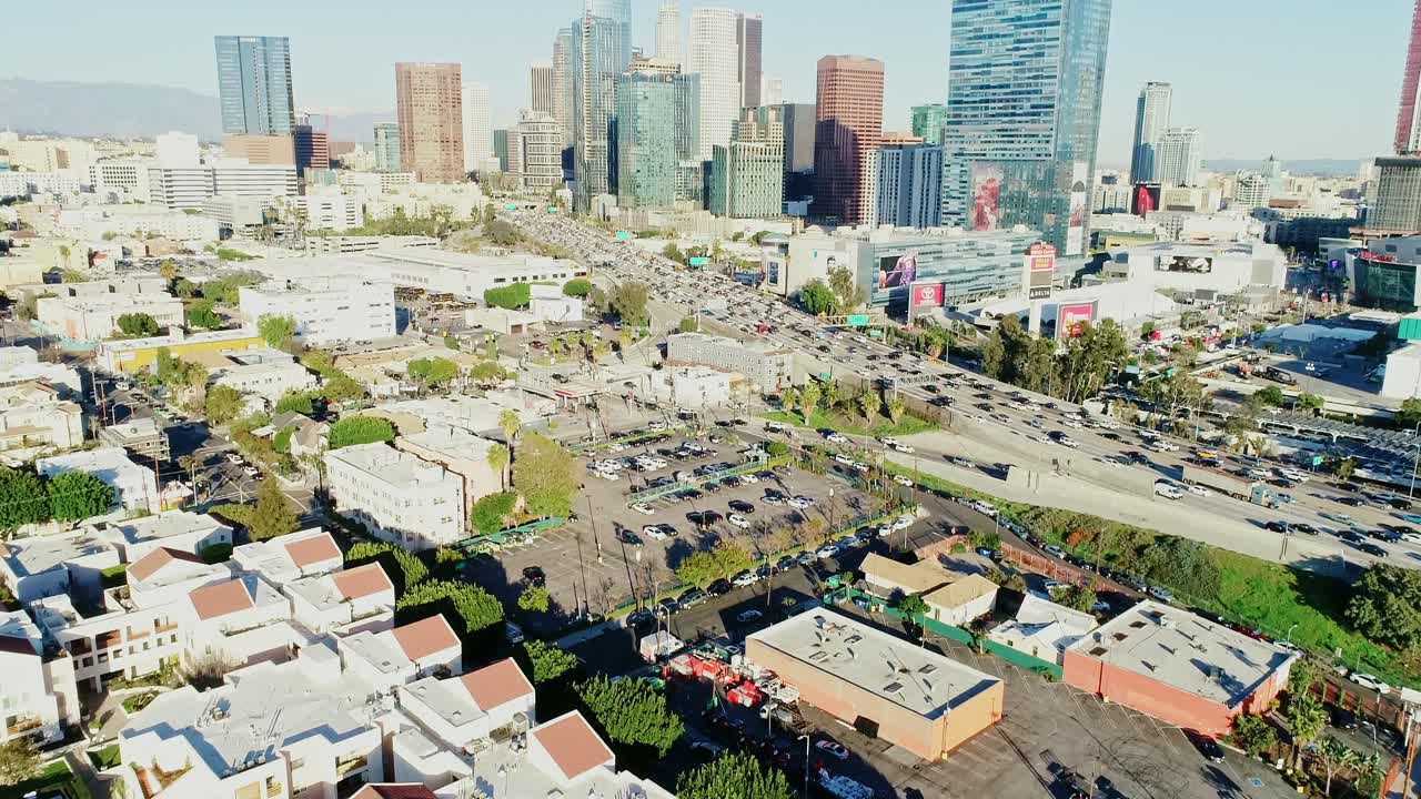 Inquadratura di apertura, camera che si inclina verso l'alto, skyline di Los Angeles