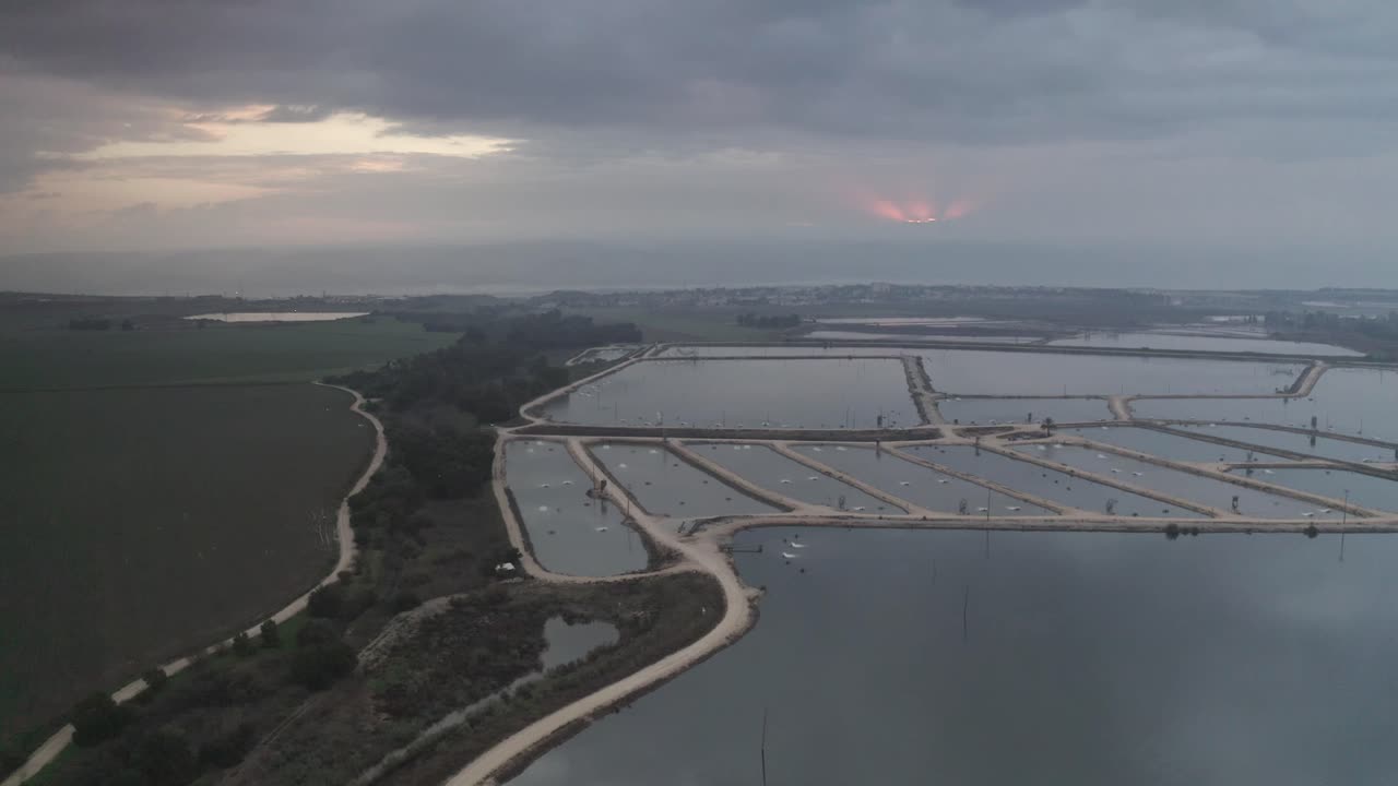 вид на рыбную ферму с воздуха при заходе солнца