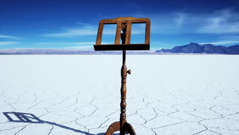 un viejo puesto de música está en el desierto de sal blanca