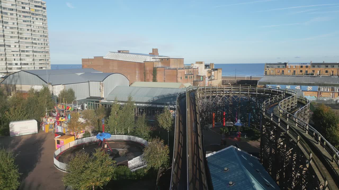 켄트주 마게이트에 있는 드림랜드 (dreamland) 의 경치 좋은 철도의 드론 영상