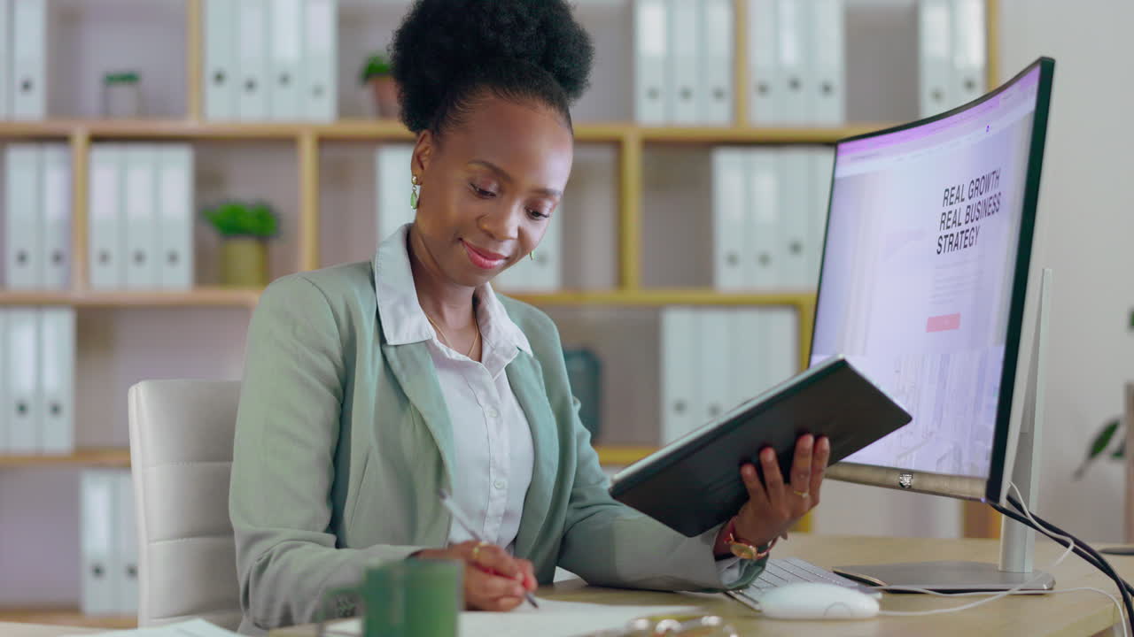 Femme noire, tablette et écrivant un emploi du temps professionnel