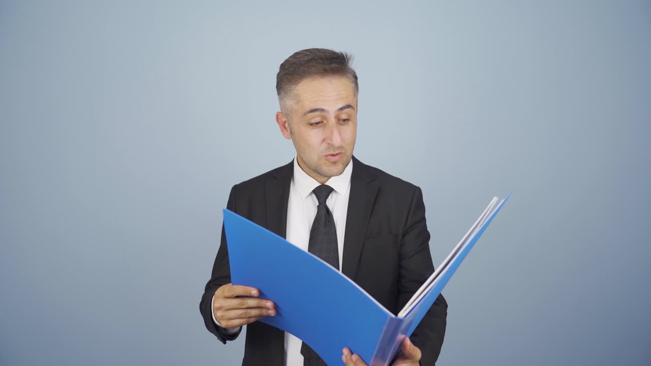 Uomo d'affari che chiude positivamente il fascicolo. Soddisfatto