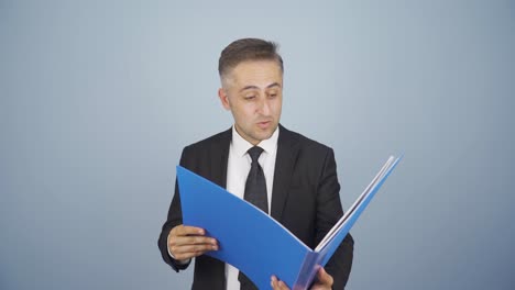 hombre de negocios cerrando el expediente positivamente. satisfecho.