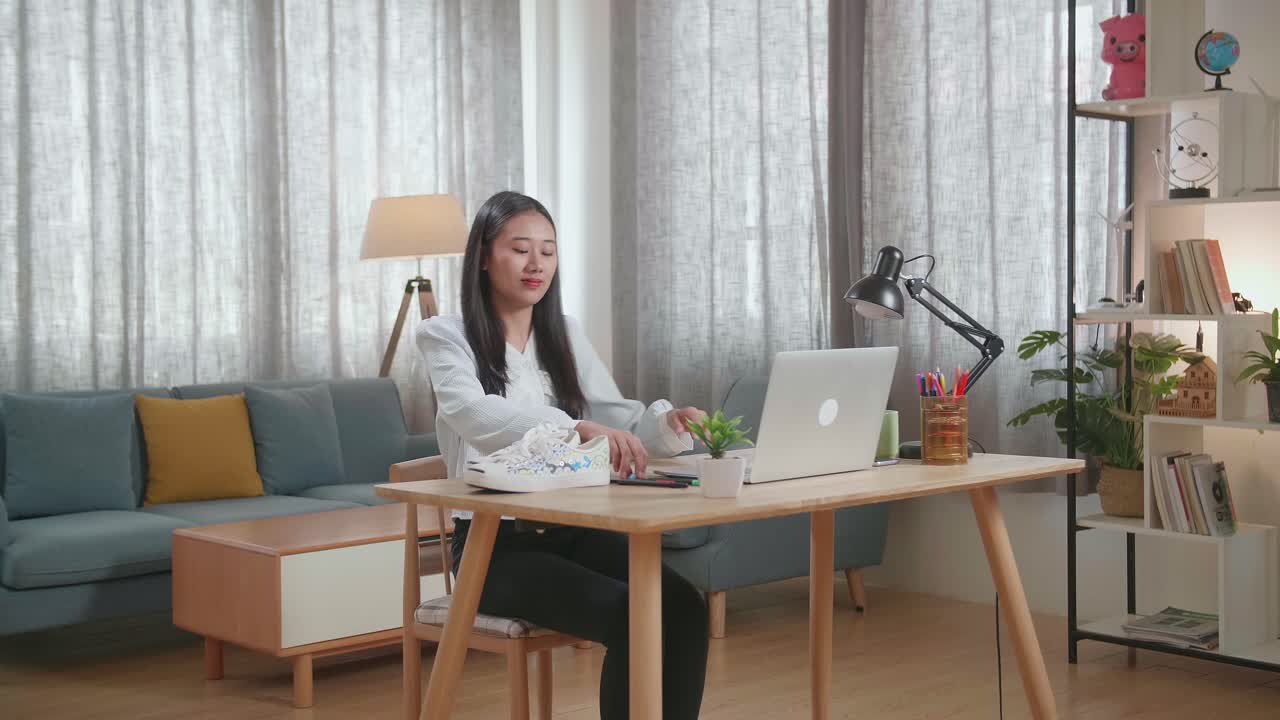 집에서 신발을 장식하는 여자