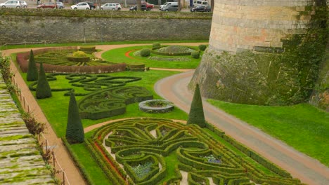 Jardín-Y-Castillo-De-Los-Enojos-En-El-Valle-Del-Loira,-Maine-et-loire,-Francia---ángulo-Alto