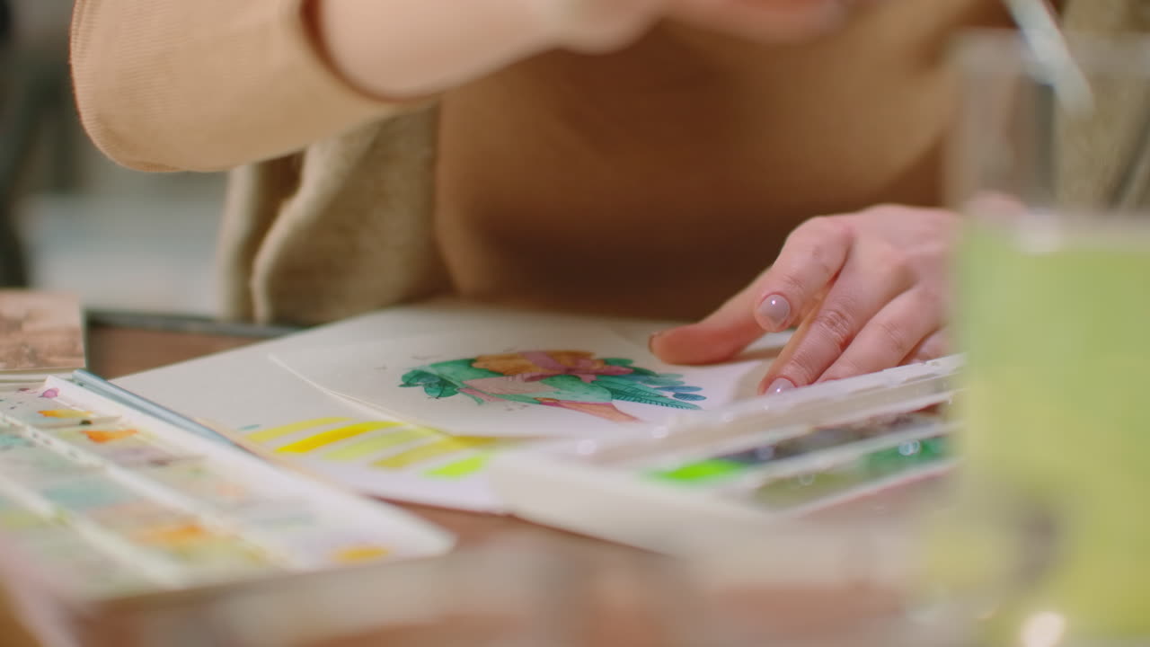 젊은 그래픽 디자이너가 사무실의 책상에서 그래픽 태블릿을 사용하면서 현대적인 데스크 컴퓨터에서 일하고 있습니다.