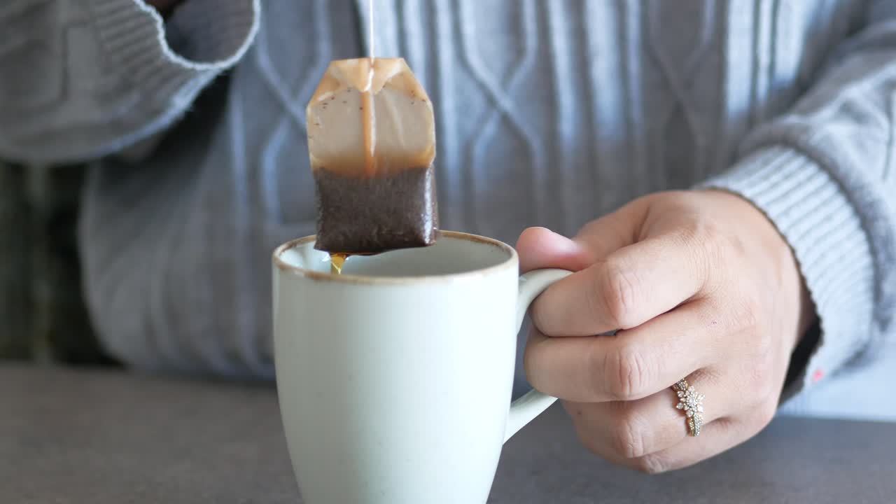 차 한 잔을 만들고