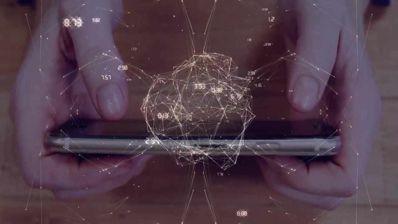 Animazione di un globo con connessioni ed elaborazione dati, sovrapposta a un uomo d'affari che usa lo smartphone.