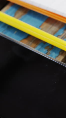 teléfono inteligente, lápiz y taza de café
