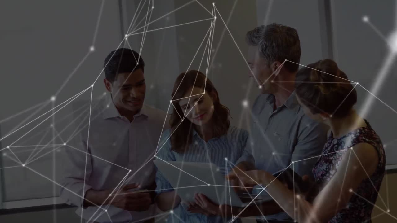 animación de la red de conexiones a través de felices compañeros de trabajo diversos en la oficina